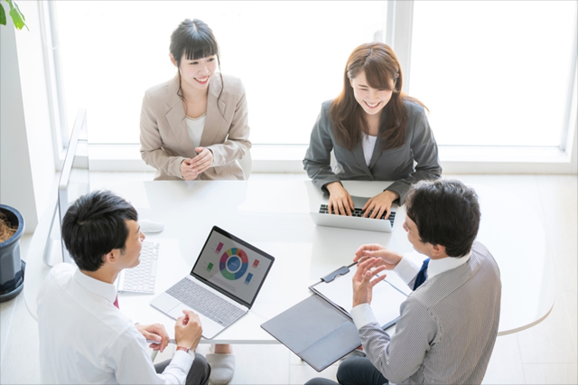 職員4名が打合せをしている写真